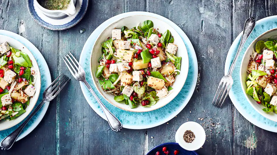 Rico em fibras e vegano: experimente a nossa receita de salada de quinoa com ervilhas, tofu e frutas com molho de gergelim e hortelã!