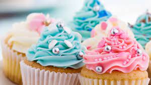 Cupcakes são pequenos bolos decorados com imaginação, que geralmente são fornecidos com cobertura ou cobertura de creme e outras coberturas.