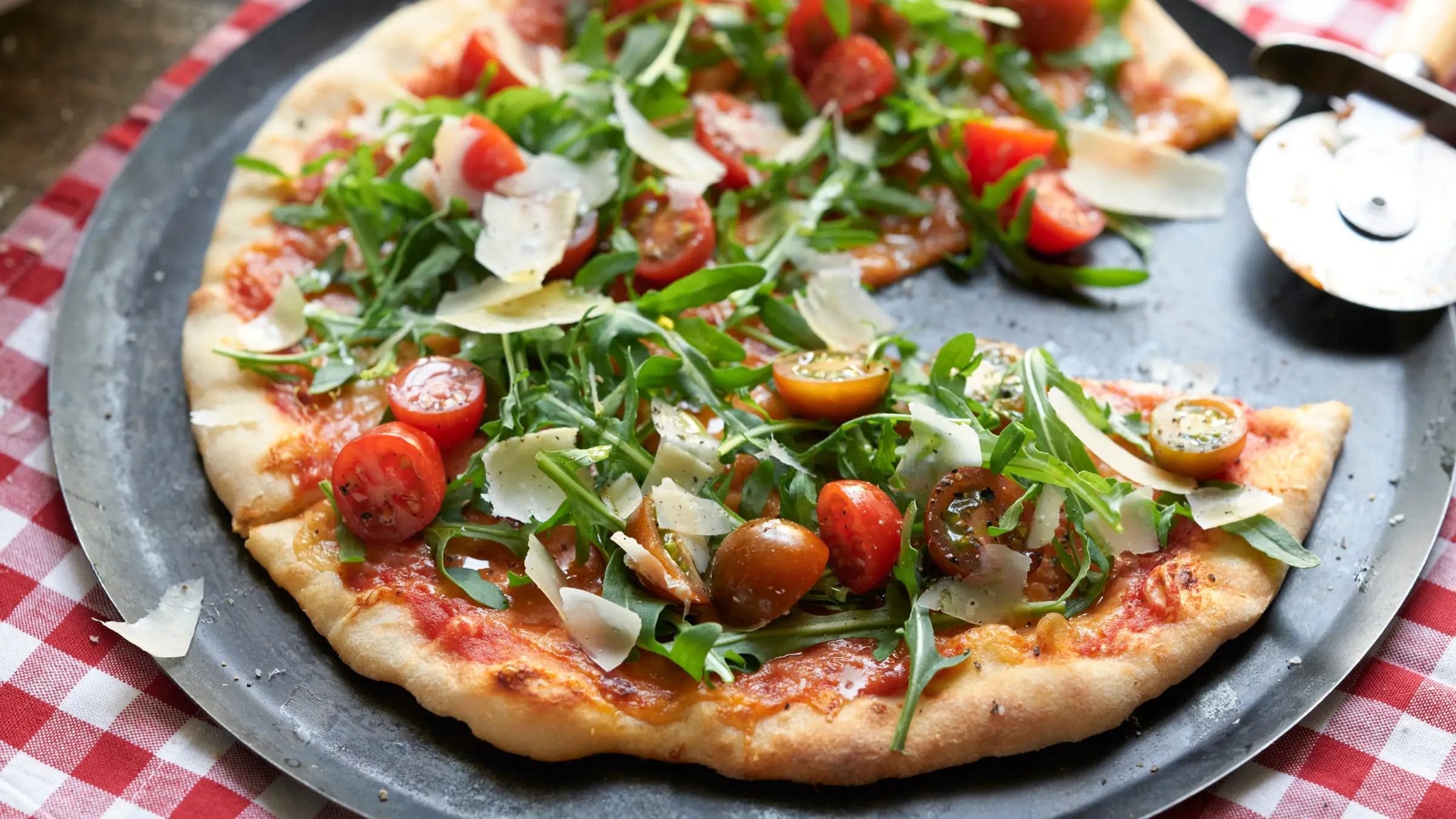 A pizza como a conhecemos hoje provavelmente foi inventada há mais de 200 anos em Nápoles, no sul da Itália.