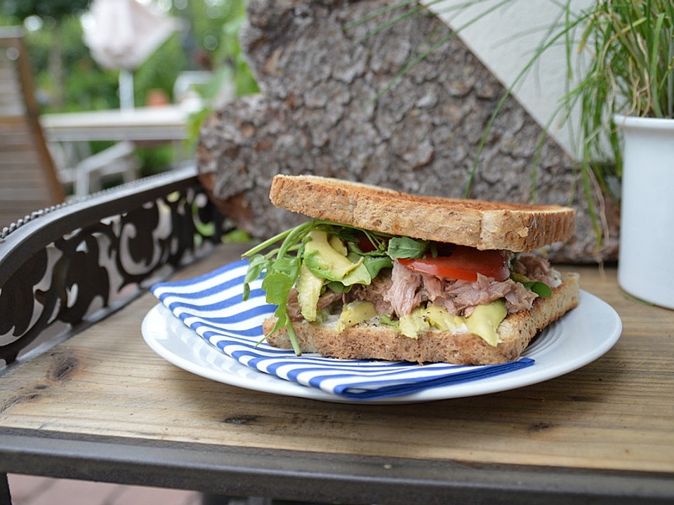 Nossa receita de sanduíche de atum é feita com abacate, pepino e pimentão e é ideal para o almoço ou lanche entre as refeições
