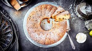 Mas também pode ser um pouco mais nobre para outras ocasiões festivas: Refinar a receita do bolo de argolas recheando seu bolo com creme ou pudim.