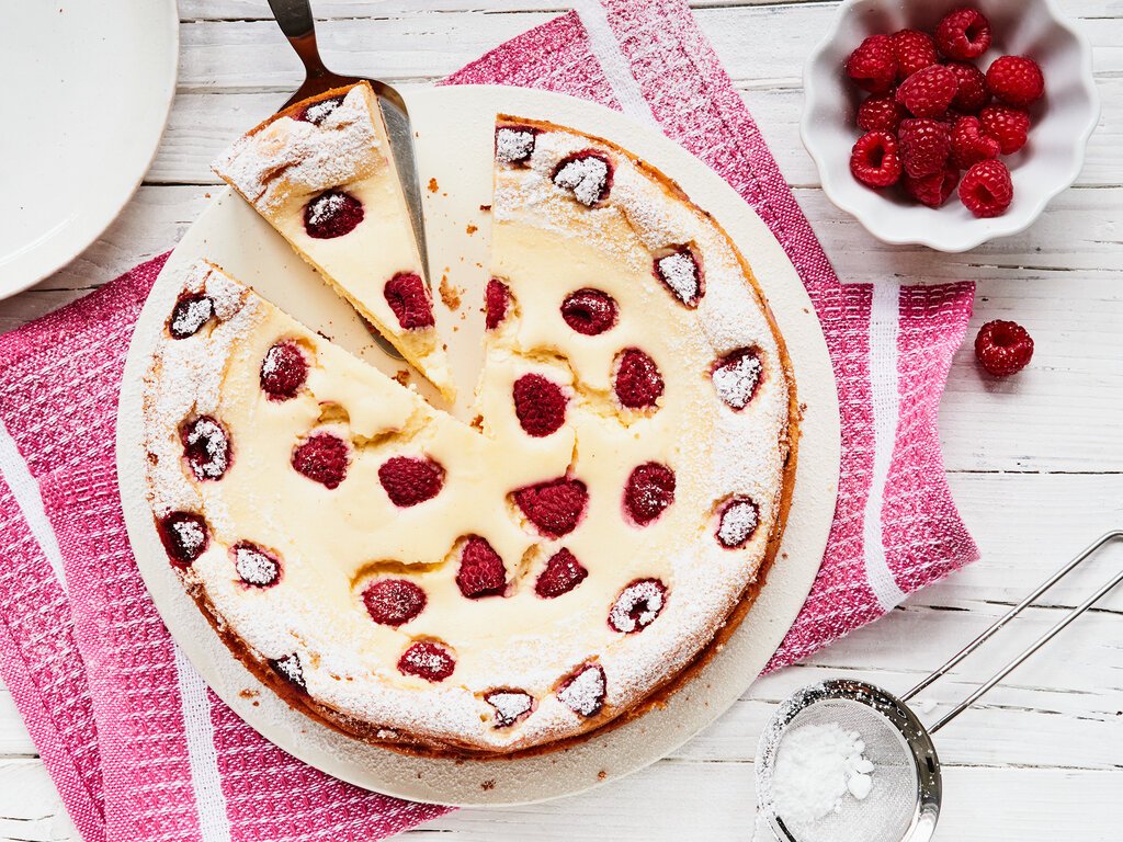 Embora poucos ingredientes sejam processados ​​de forma simples em um cheesecake, o doce clássico é considerado irresistível.