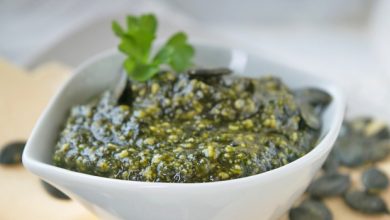 Você certamente conhece o famoso óleo de semente de abóbora da Estíria. É uma iguaria regional e é usada para refinar pratos saudáveis, para saladas e antepastos.