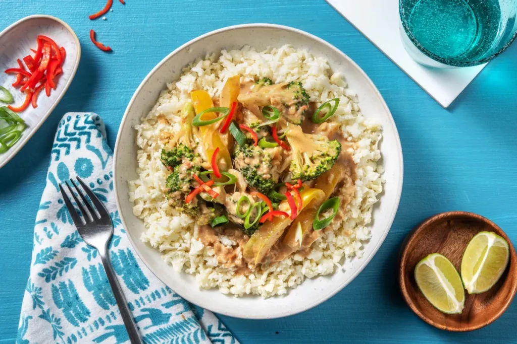 Couve-flor tem muitos talentos. Você pode cozinhá-lo puro, assá-lo no forno, usá-lo como base para sopas. É adequado como um prato nutritivo de vegetais, bem como um jogador central em caril indiano.