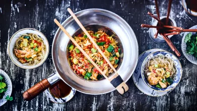 Você serve nossa panela chinesa com macarrão de vidro. Macarrão frito ou arroz também são alternativas adequadas para o prato asiático.