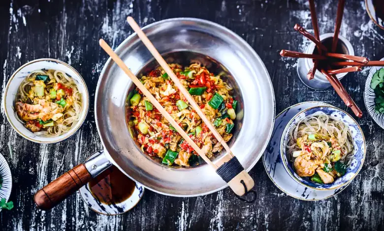 Você serve nossa panela chinesa com macarrão de vidro. Macarrão frito ou arroz também são alternativas adequadas para o prato asiático.