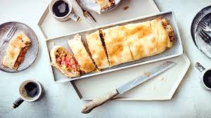 A nossa dica de pastelaria para acompanhar a mesa de centro de verão: experimente o nosso fino strudel de manteiga com recheio de ruibarbo fresco e pão ralado!
