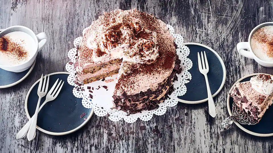 bolo de cappuccino usa o aroma finamente azedo dos grãos torrados para uma iguaria doce que garante não apenas impressionar os apaixonados por café!