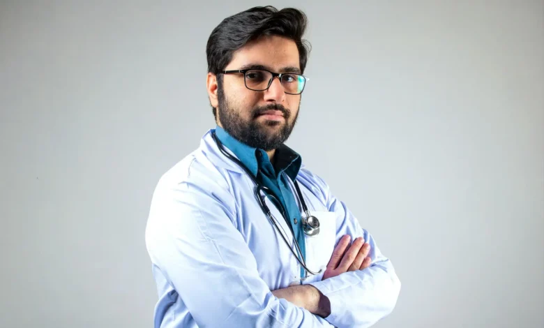 atestado medico medico braços cruzados